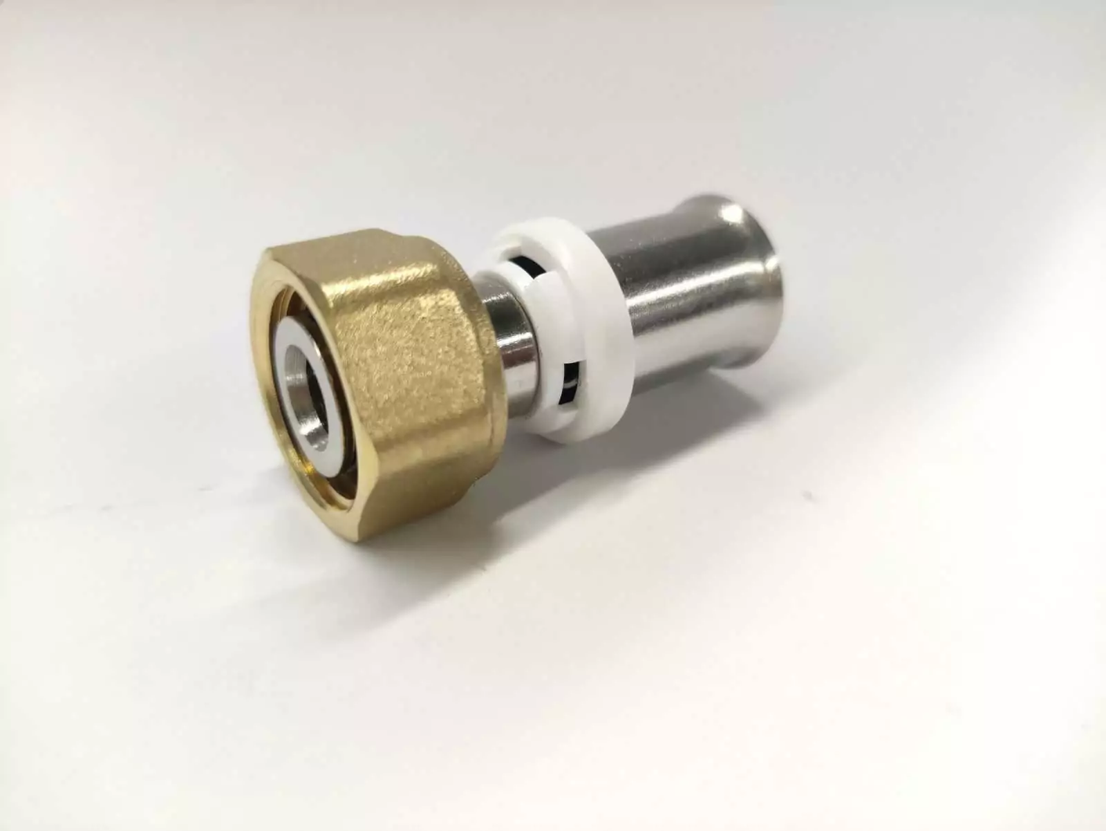 Штуцер RIIFO Omni с накидной гайкой 16-1/2″НГ, пресс, латунь